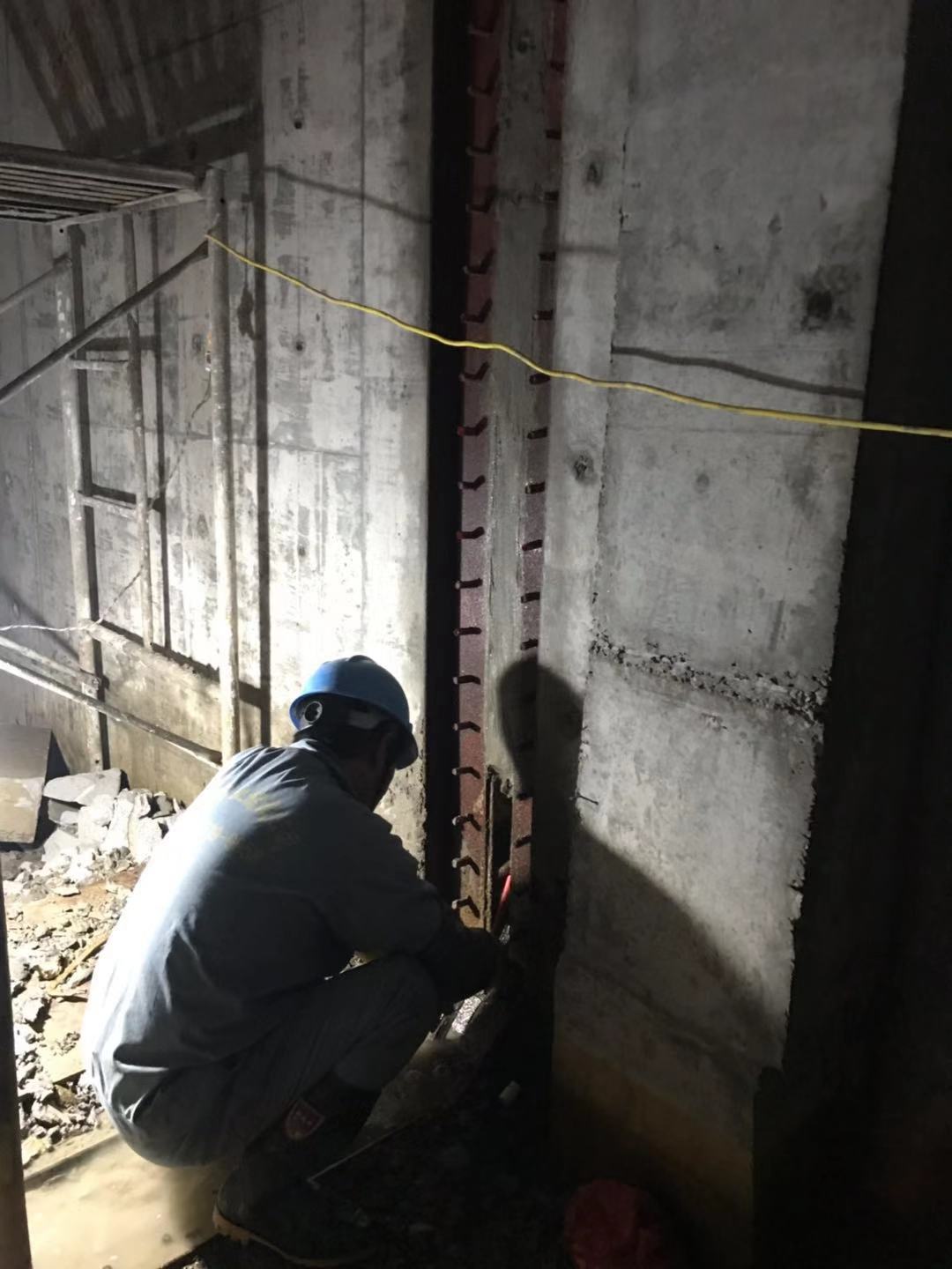 人防通道口变形缝渗漏水治理分析 人防工程漏水堵漏修缮案例